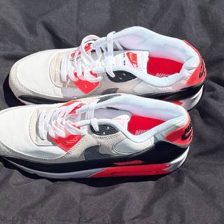 Air Max 90 Infrared, both shoes angled